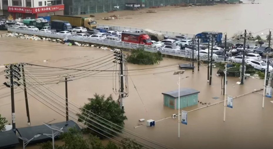 廣西暴雨釀水庫決口！六藍水庫壩體出現50公尺缺口　洪水灌村、居民屋頂待援